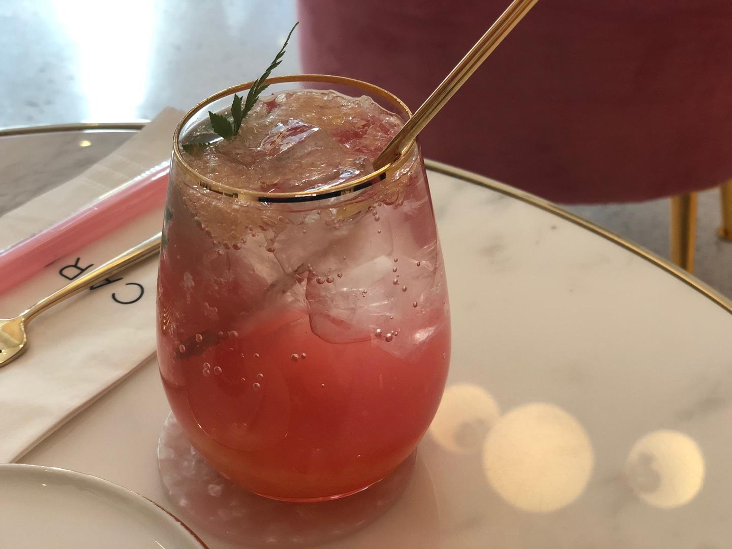 係眼鏡鋪同時又係一間咖啡廳？弘大「CARIN LOUNGE」探訪記，超靚打卡風格但...甜品令人差強人意